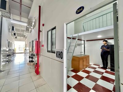 Rent a two-M high guard room, basic elevator furniture, right here.