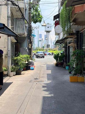 Nice house, nice spot. Krisy's on District 1, 1st floor.