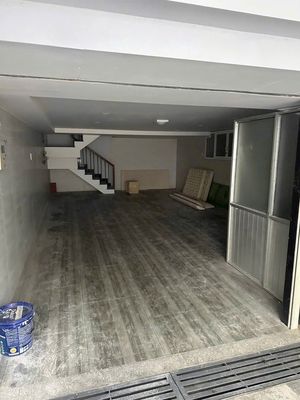 The angle is 8 x 20 meters. House 1 4-story vault needs to be rented -50 million a month.