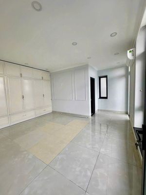 The angle is 8 x 20 meters. House 1 4-story vault needs to be rented -50 million a month.