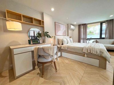 - The one-room service apartment. - The one-room balcony. - The nice full-house furniture.