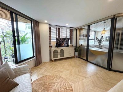 - The one-room service apartment. - The one-room balcony. - The nice full-house furniture.