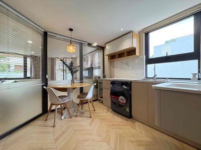 - The one-room service apartment. - The one-room balcony. - The nice full-house furniture.