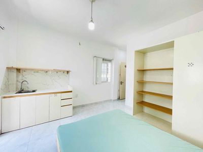 A balcony studio - open on top ofart