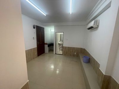 Rent a cheap window studio