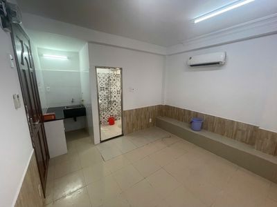Rent a cheap window studio