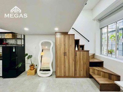 Mini High House 24-7. Right on the 7th Street near Huflit, ueh