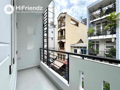 The apartment is really, really, really expensive right here at Bến Thành Market, suspect, grace.