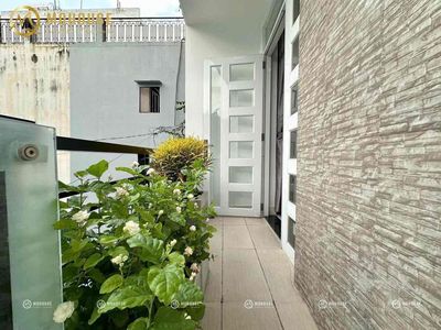 The apartment is for the 10-foot balcony. 35 meters. The kitchen is full of furniture.