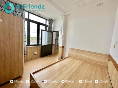 The studio is a full-air window closet near the literary university.