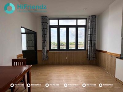 The studio is a full-air window closet near the literary university.