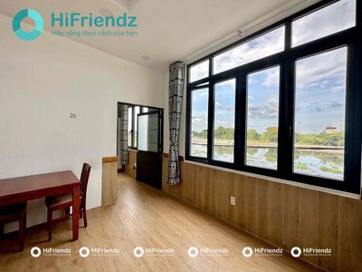 The studio is a full-air window closet near the literary university.