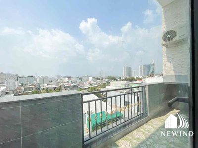 The two bedrooms are right on the Huỳnh Tấn Phát line, and it's rich.