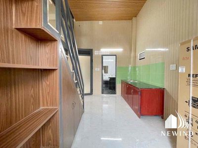 The two bedrooms are right on the Huỳnh Tấn Phát line, and it's rich.