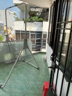 Need to rent a house on the front of Hoàng Hoa Thám Street. For long-term rent