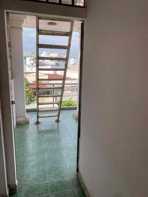 Need to rent a house on the front of Hoàng Hoa Thám Street. For long-term rent