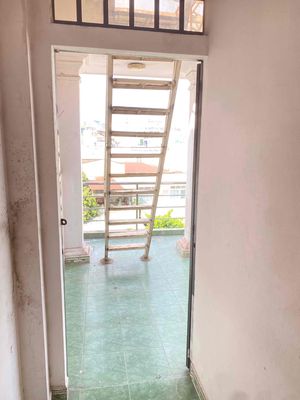 Need to rent a house on the front of Hoàng Hoa Thám Street. For long-term rent