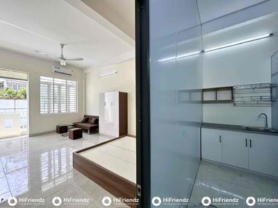 It's a super large kitchen room, and it's a four-man family near the University of Hie.