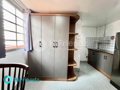 Rent room, just down the canal bridge, perfect for two people.