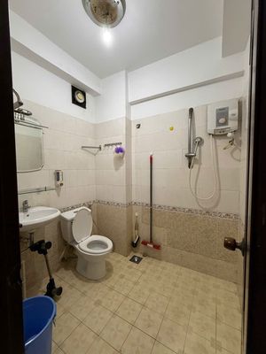 Rent a Tôn Thất Thuyết 2 bedroom. A 4th district toilet.
