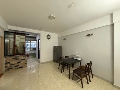 Rent a Tôn Thất Thuyết 2 bedroom. A 4th district toilet.