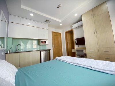Renting an apartment near the New York Market, cv lv8, large windows of the District 3 interior