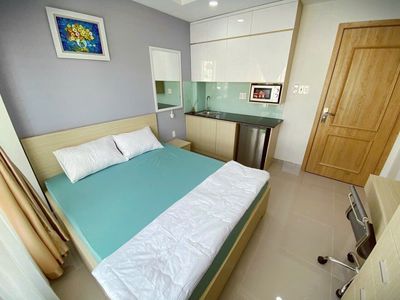 Renting an apartment near the New York Market, cv lv8, large windows of the District 3 interior