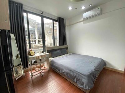 Rent a room at the Nguyễn Đình Chiểu Park Park.