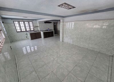 The original 40 meters, three bedrooms, two toilets near the Church of Medicine, Vincom.
