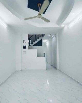 Nice new house, right next to District 1, 1 st 1 st floor, 2 P. Sleep and work. Okay.