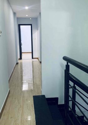 Nice new house, right next to District 1, 1 st 1 st floor, 2 P. Sleep and work. Okay.