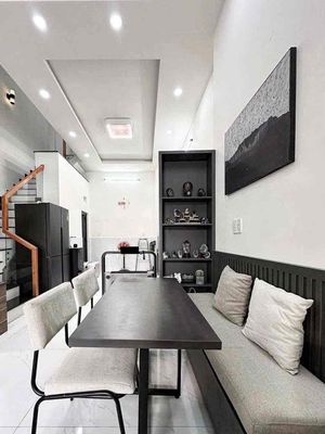 The 1 st 2nd floor of the roof is made up of four bedrooms, four furniture rooms near Lã Xuân Oai.