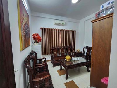 The owner of Huỳnh Văn Bánh rents 4 x14 meters 3 floors for 16 million a month with refrigerators