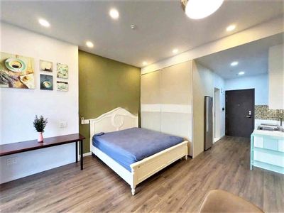 Rent Orchard Parkview into the medical building near the airport. A bathroom.