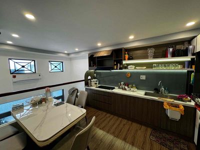 Renting the entire alley house. Two women in the new market.