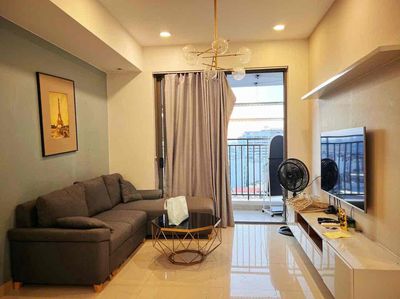 Rent a Botanica Premier apartment. Three bedrooms. Two-foot-two toilets near the park.