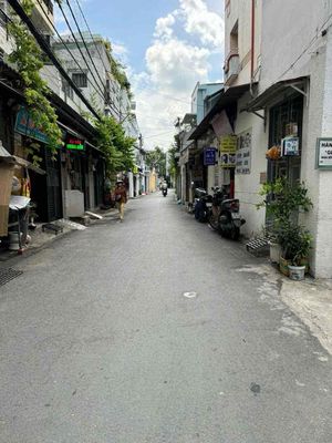 A 1 st in cash. A Trần Kế Xương. Only nine million.