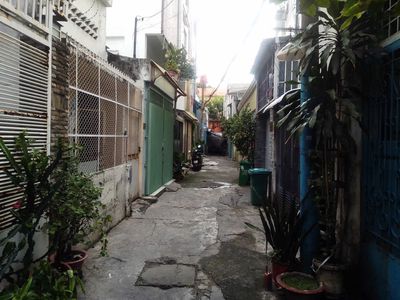 Rent an alley house in the 10th.