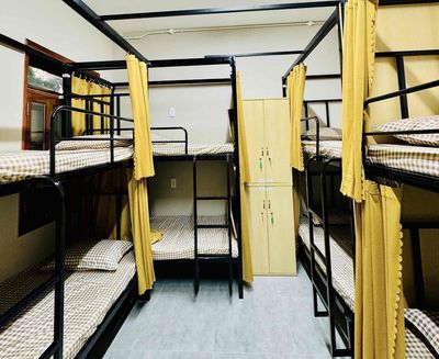 The dorm, the way from the transportation college, the University of hutech, is only 200 M -- the price of shock 1.
