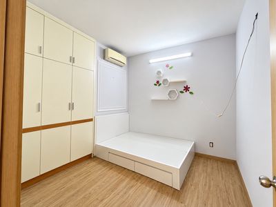 Rent the Oriental Plaza apartment 2 bedroom 2 toilet 83 M2 basic interior - 1.5 million