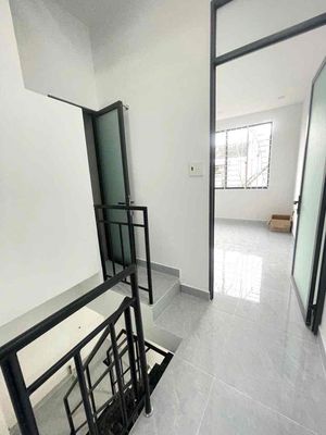 The original building, three bedrooms, the car, Lê Văn Lương.