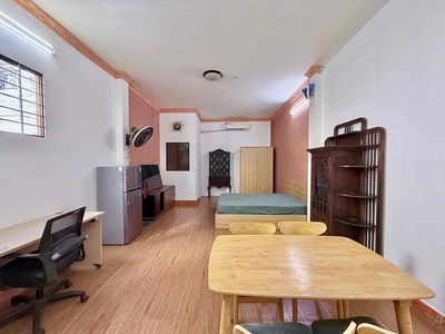 The full-in-the-clock service apartment is 40 M2 windows right next to the airport.