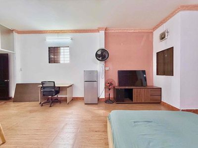 The full-in-the-clock service apartment is 40 M2 windows right next to the airport.