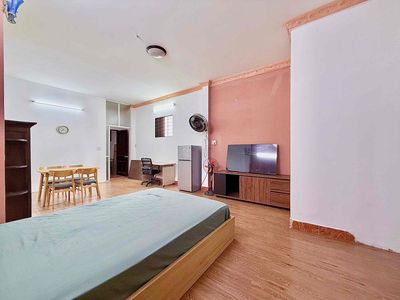 The full-in-the-clock service apartment is 40 M2 windows right next to the airport.