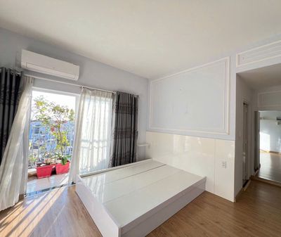 Renting Oriental Plaza apartment 685 Âu Cơ at 12 million, 85 meters2, 2 bedrooms, 2 toilets.