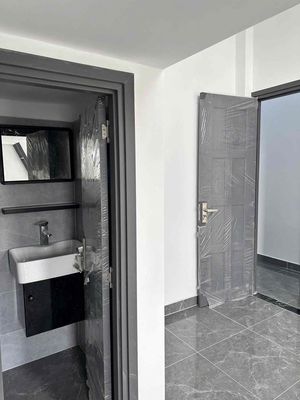 We'll rent 70 rooms of H5. One Lê Văn Lương. Seven. 10 x 30 meters costs 199 million a month.