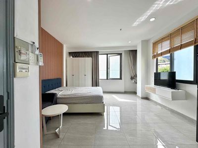 The big window studio welcomes a cool light <i>One bedroom_full interior