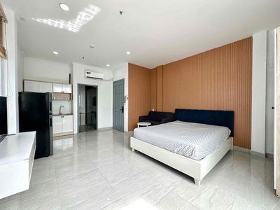 The big window studio welcomes a cool light <i>One bedroom_full interior