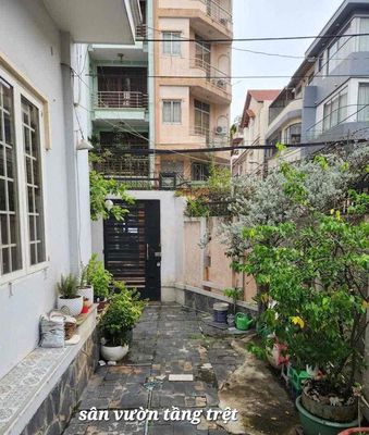 Rent villa on two alleys, car park, District 10.