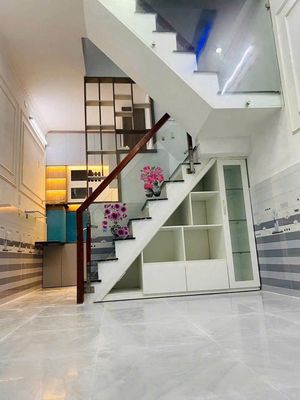 Rent a three-story Huỳnh Tấn Phát, Nhà Bè, area 3.2 x8 meters. Seven million.